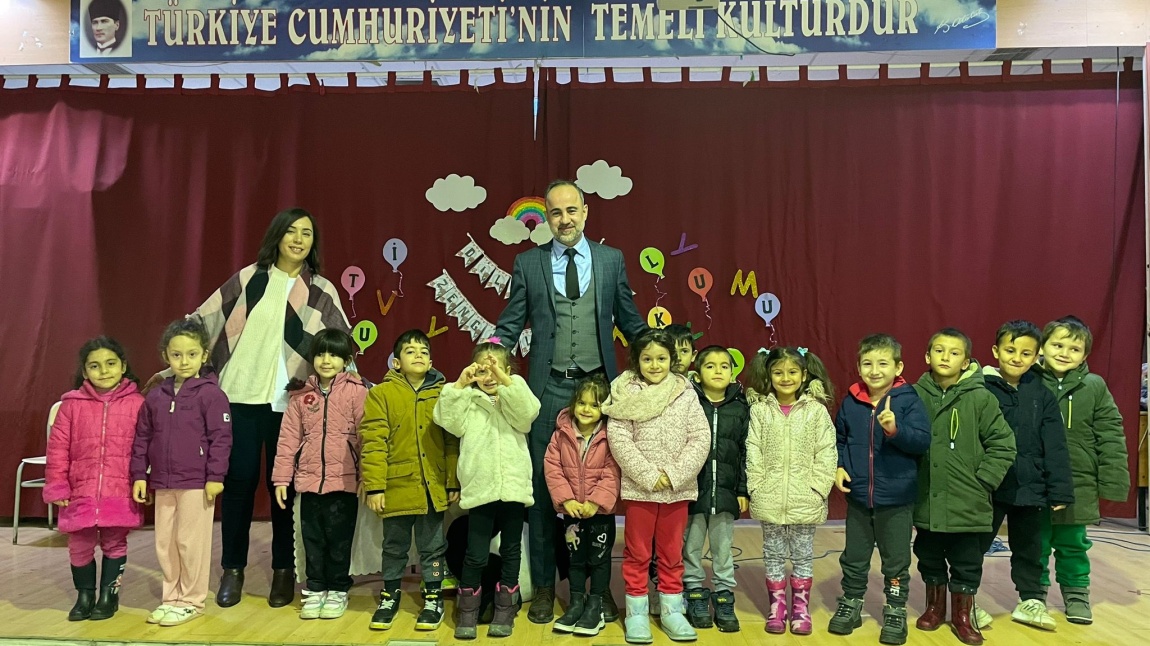 Okulumuzda 'Dilimizin Zenginlikleri' Projesi kapsamında 'Burnumu Çaldılar' kitabının yazarı Sedat ŞENDUR'u ağırladık.Kendisine katılımları için çok teşekkür ediyoruz.